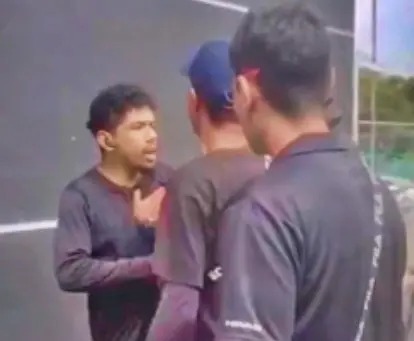 Houve um momento em que um motociclista é cercado e quase agredido por outros entregadores de aplicativo | Foto: Reprodução/Redes sociais